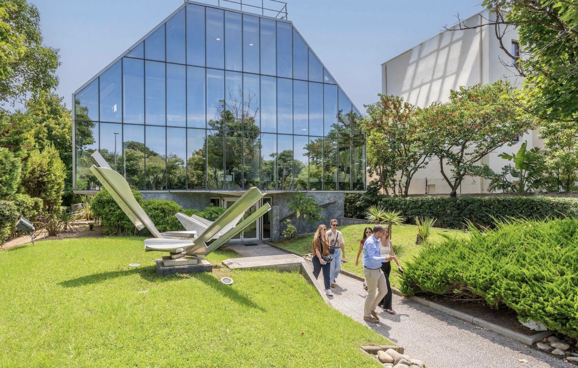 Siège de GEDO FRANCE à Marseille, bâtiment vitré entouré de jardins